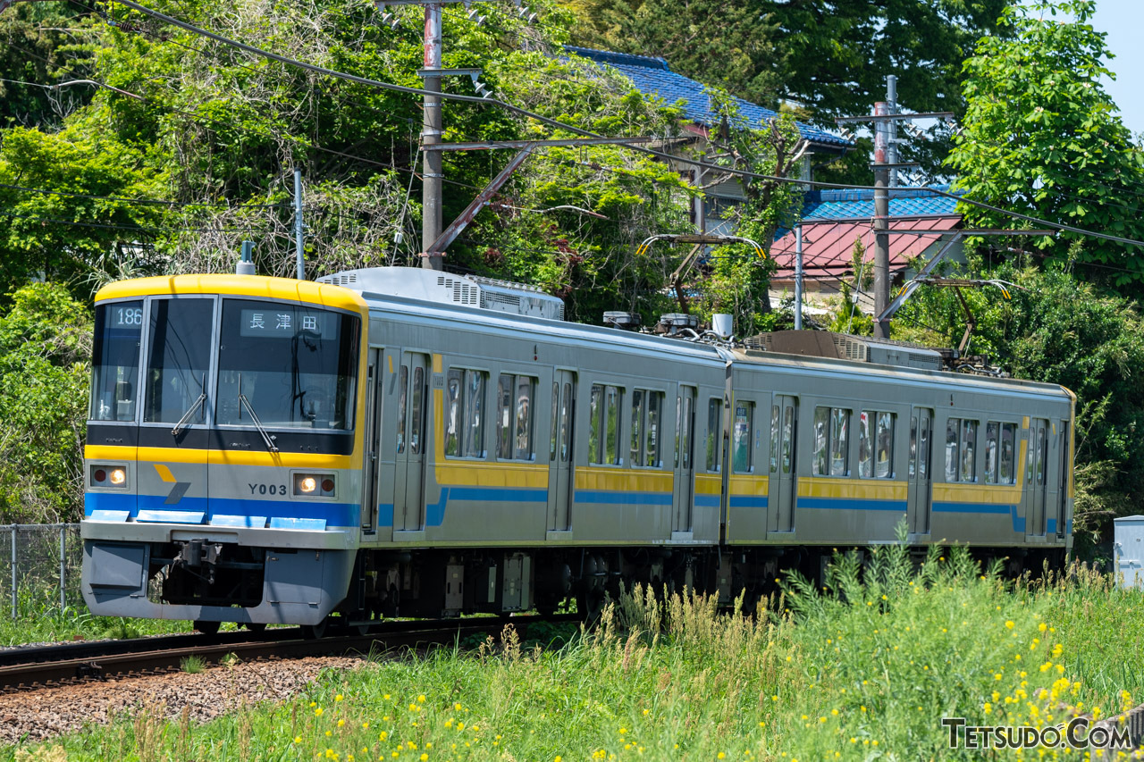 こどもの国線専用車両のY000系。もっぱら東急線のみを走る車両ですが、車両を所有しているのは横浜高速鉄道です