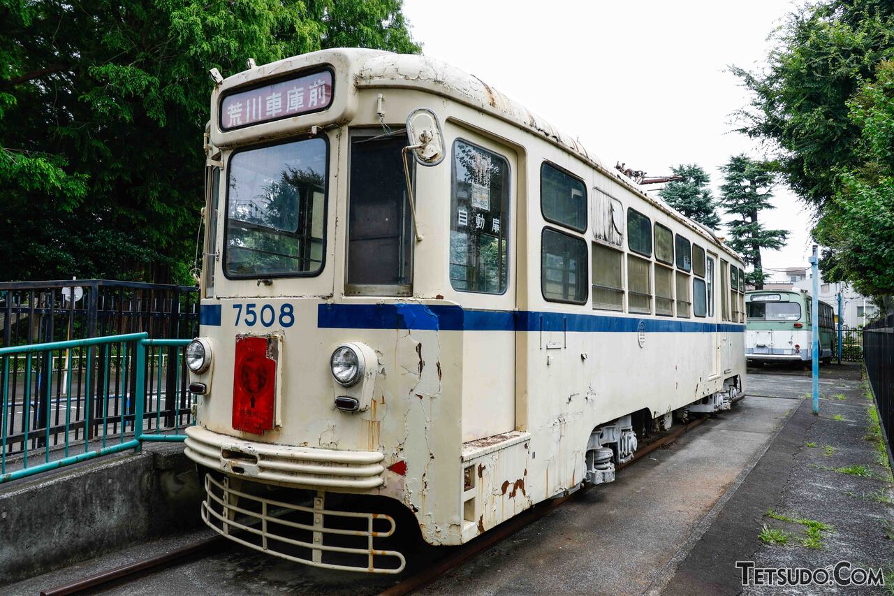 板橋交通公園に保存されている7508号車。車体は原型で、ワンマン対応の青帯が入ったスタイルです