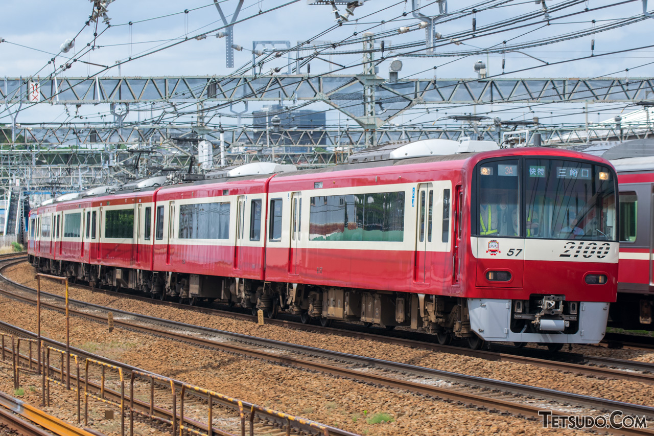 京急本線（泉岳寺～浦賀間）を走る列車。画像の快特は、途中駅で分岐する久里浜線の三崎口駅に向かいます