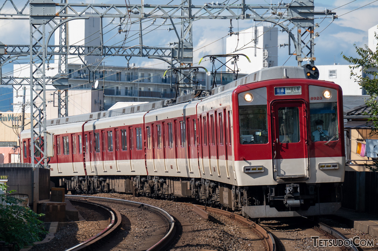 近鉄京都線（京都～大和西大寺間）の普通列車。近鉄の中核路線の一つですが、「京都本線」とは名乗っていません