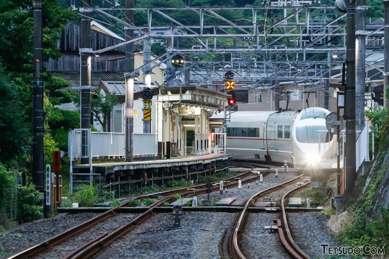 2008年に相対式になった風祭駅ホーム（2023年撮影）。これが完成して、同駅の「クセが強い」客扱いは終わりました