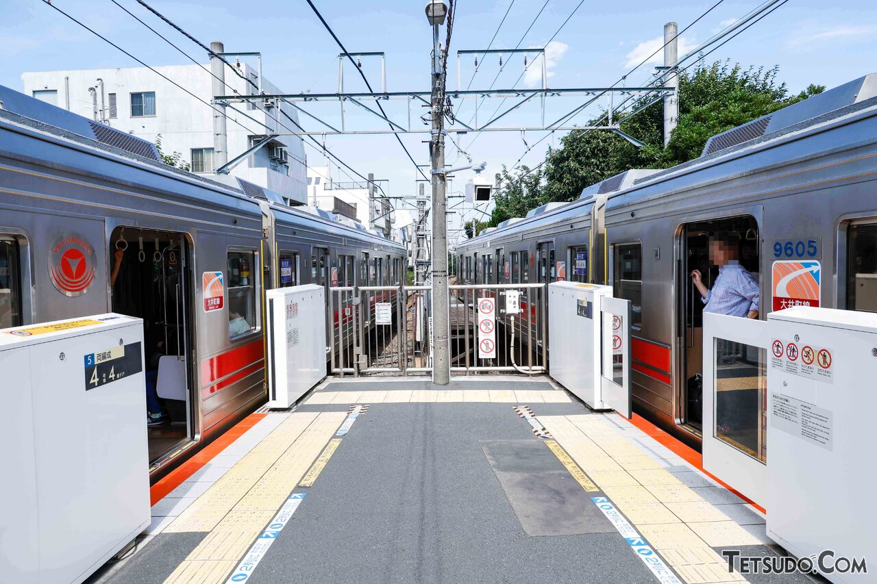 ホームが短く、ドアカットを実施している例（東急大井町線九品仏駅）。奥の1両だけ、扉が閉まったままです