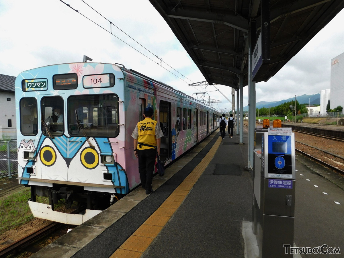 関西本線と伊賀鉄道の伊賀上野駅（写真は伊賀鉄道「ふくにん列車 伊賀の四季」号）。同じ三重県内には伊勢鉄道の伊勢上野駅もあります