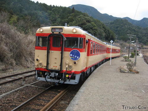 国鉄急行型車両のキハ58形・キハ65形。座席はボックスシートでした(shasho1952@youtubeさんの鉄道コム投稿写真)
