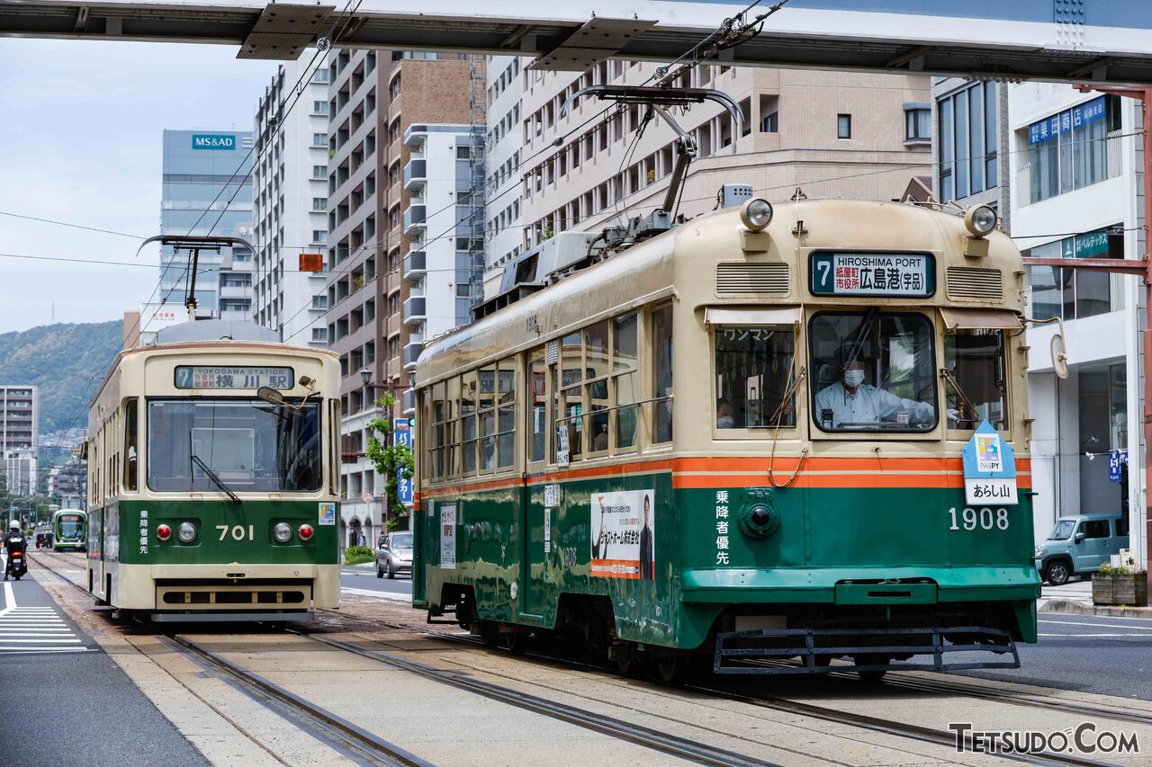 広島電鉄に残る、元・京都市電の車両（写真右側）。車体のカラーリングも、京都時代のままです