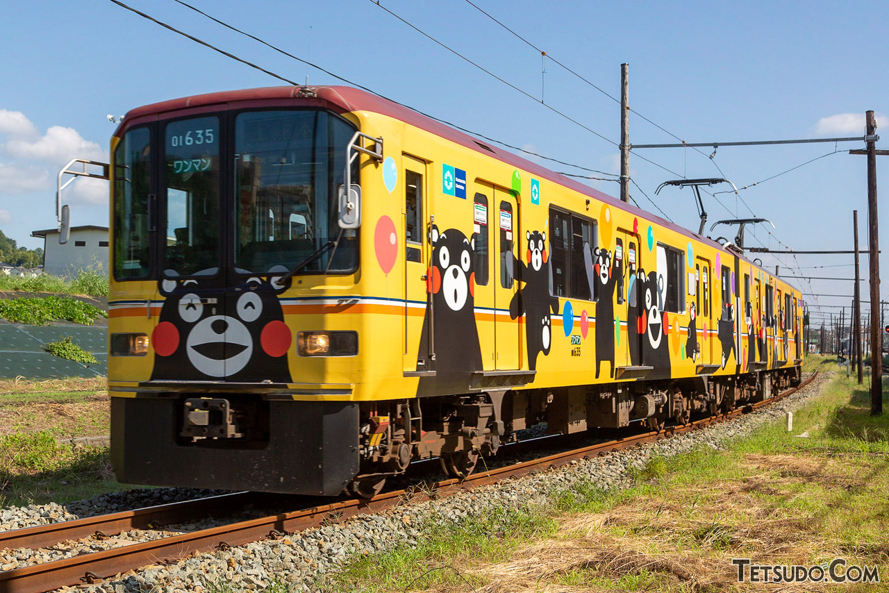 熊本電気鉄道の01形。元：東京メトロ銀座線の01系で、うち1本は銀座線の現行車両1000系に似た装いになっています