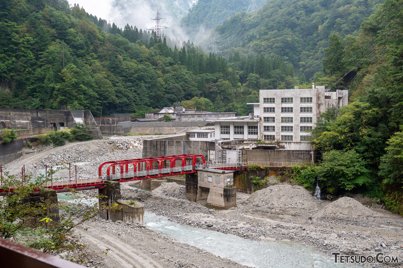 猫又駅付近にある黒部川第二発電所。猫又駅は、この発電所のために建設された駅です