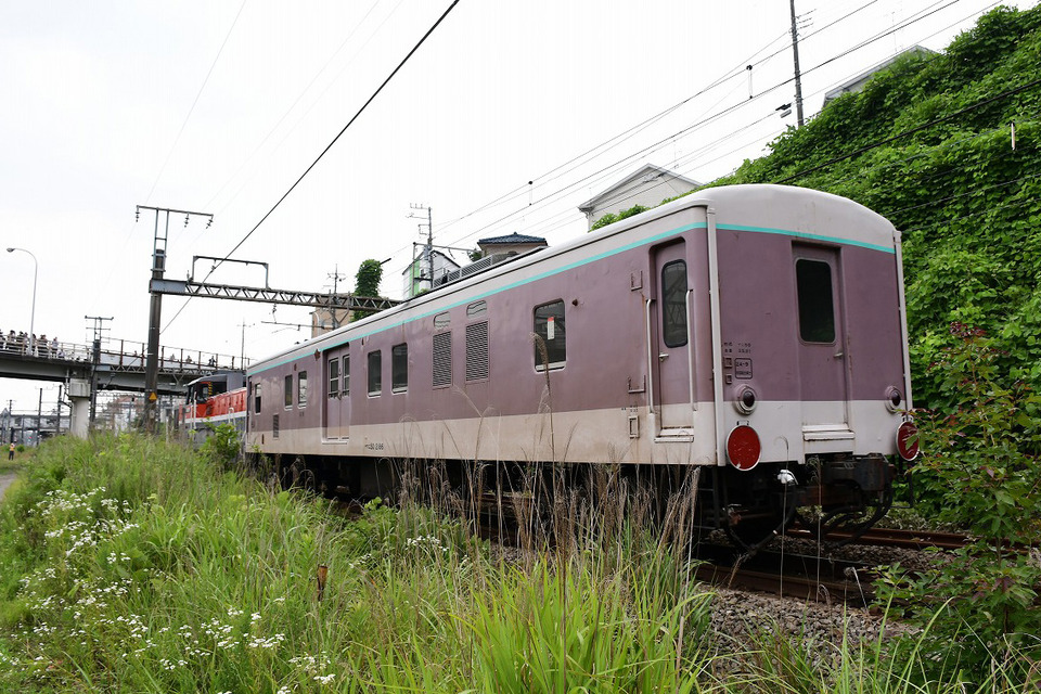長野から甲種輸送されてきた「ゆうマニ」が、長津田駅に到着