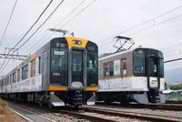阪神1000系車両と近鉄9020系車両の画像