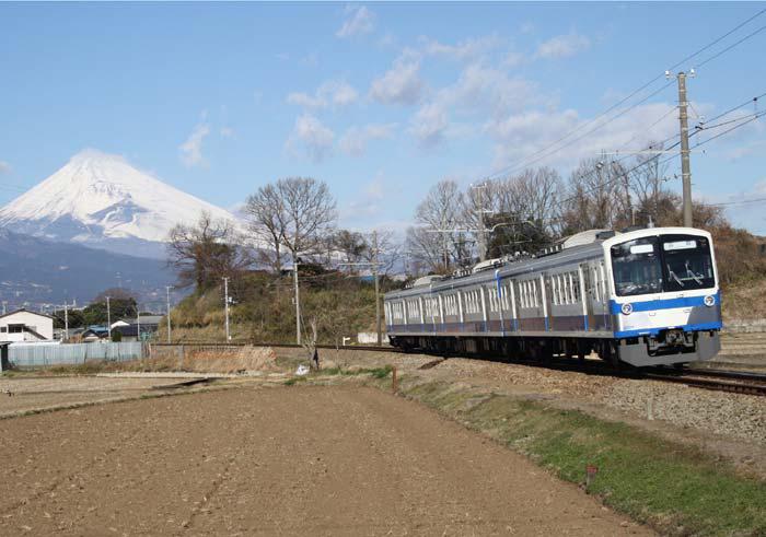 2008年12月より運転を開始した新型電車の1300系