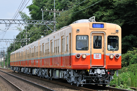 赤電塗装された「京成電鉄創立100周年記念列車」