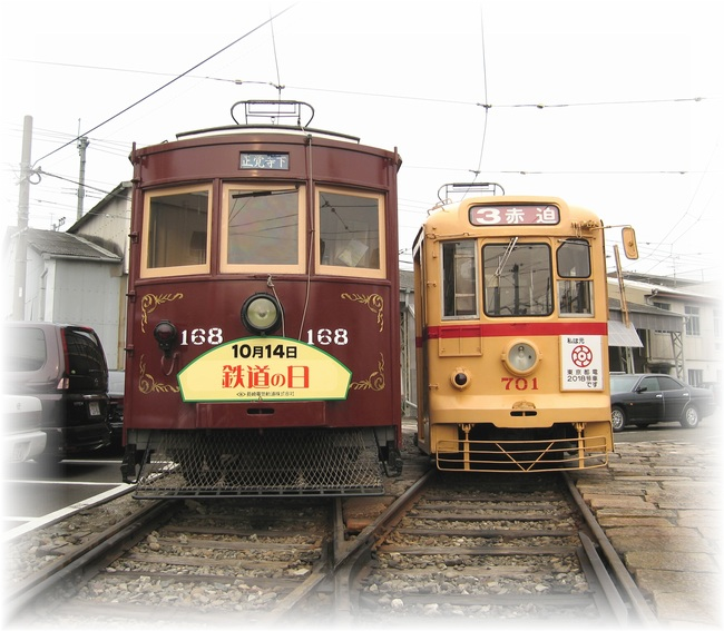 〔左〕明治電車168号（元西日本鉄道）〔右〕701号（元東京都交通局）