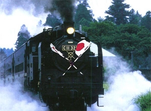 日章旗を付けて走る蒸気機関車