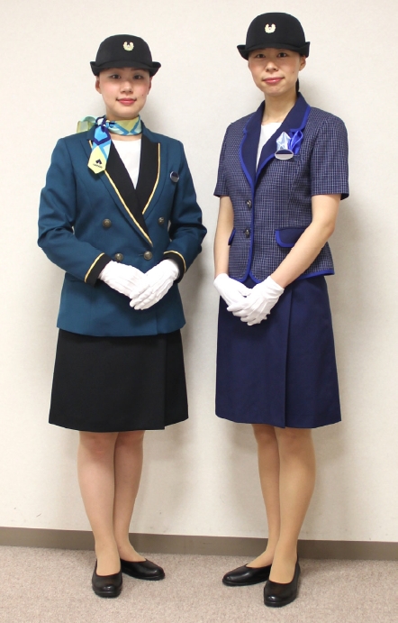 新しい制服（左から冬服、夏服）