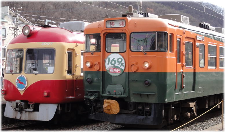 （右）しなの鉄道169系 （左）長野電鉄2000系