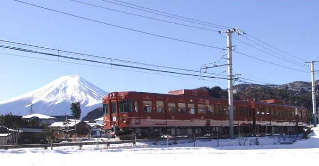 三つ峠～寿間を走る「富士登山電車」