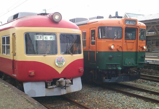 屋代駅での2000系（左）と169系（右）の並び