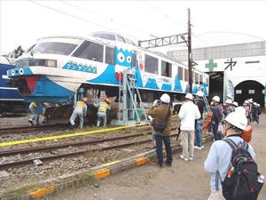 親子電車修理工場見学ツアー