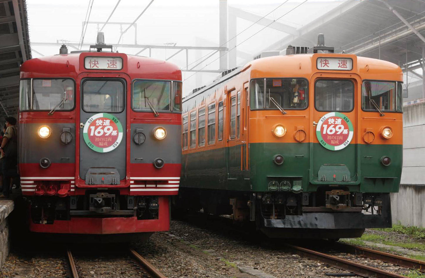 169系（左がしなの鉄道色のS51編成、右が湘南色のS52編成）