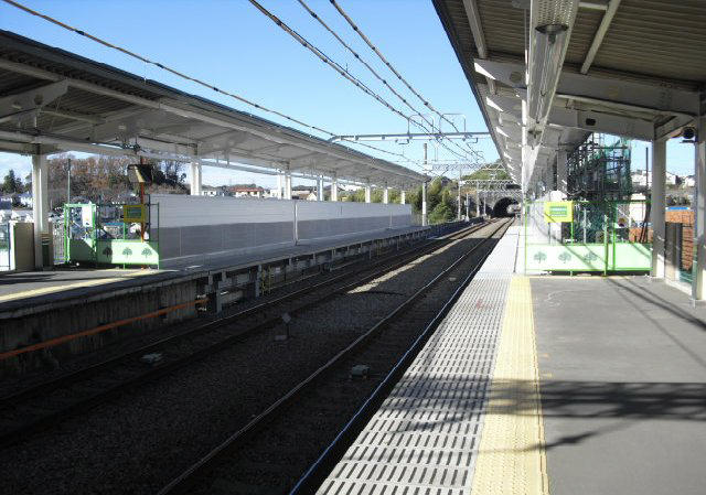ホーム延伸工事中の黒川駅