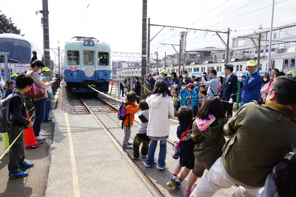 電車と綱引き（イメージ）