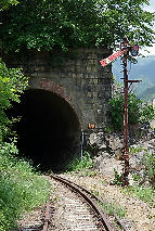 向赤倉トンネルと腕木式信号機（イメージ）