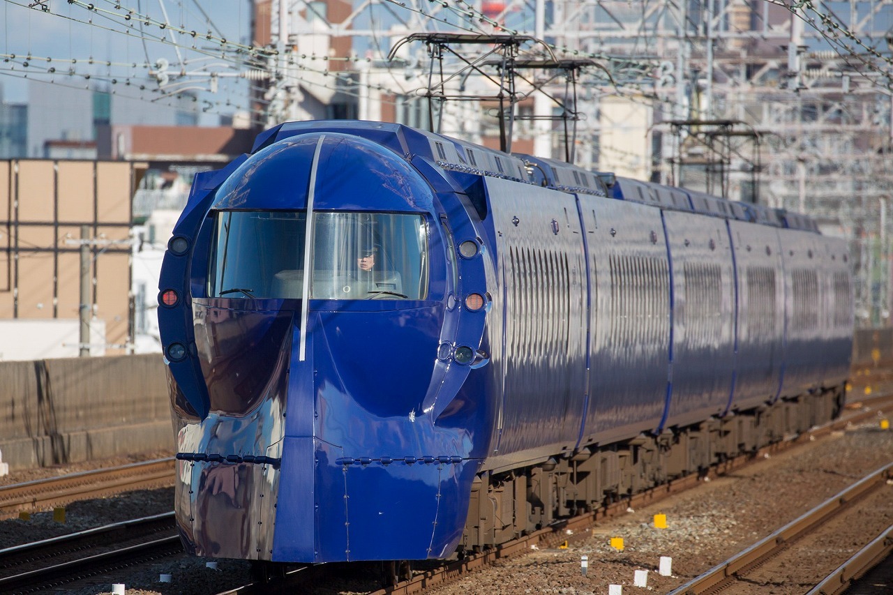 関西国際空港アクセス列車の「ラピート」。12月には高野線橋本駅へ初入線しました
