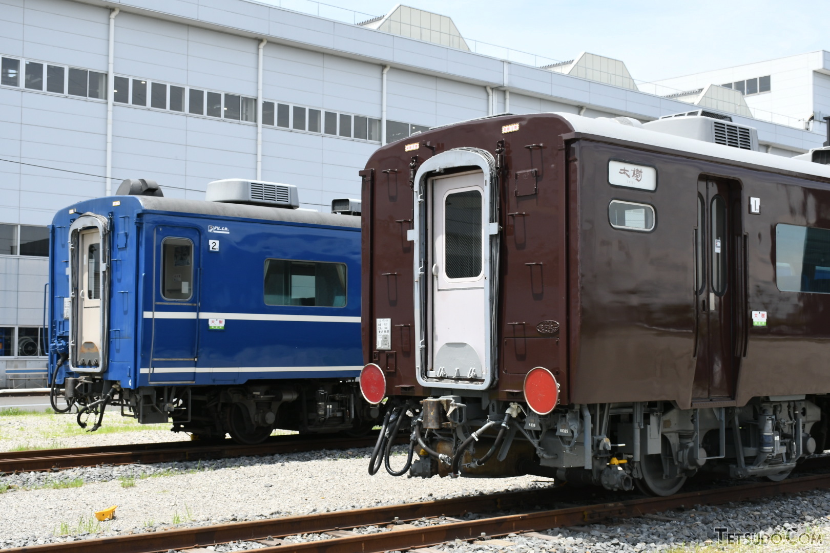 現行塗装の客車（左）とぶどう色2号の客車（右）