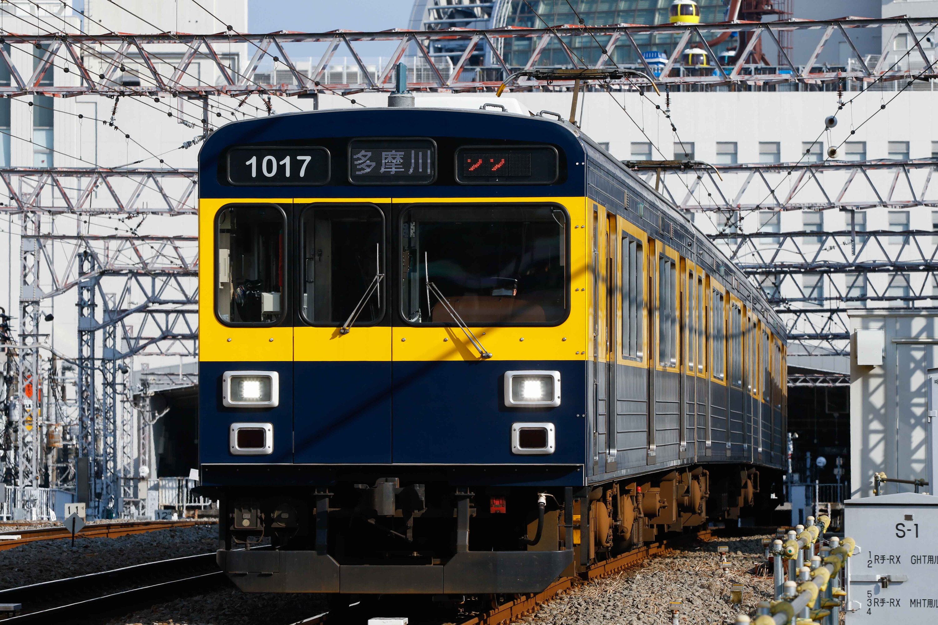 蒲田駅を発車する東急多摩川線の電車