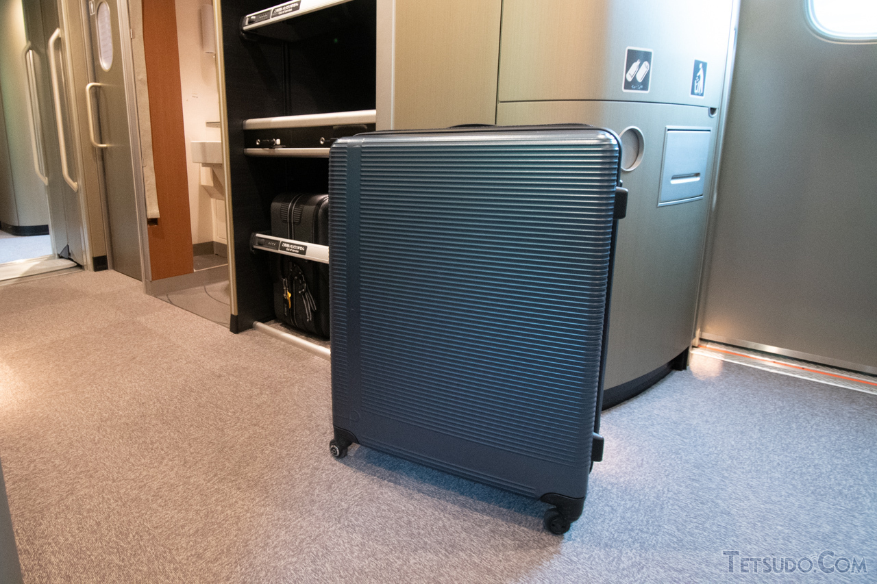 3辺合計が180センチで「特大荷物」に該当するスーツケース