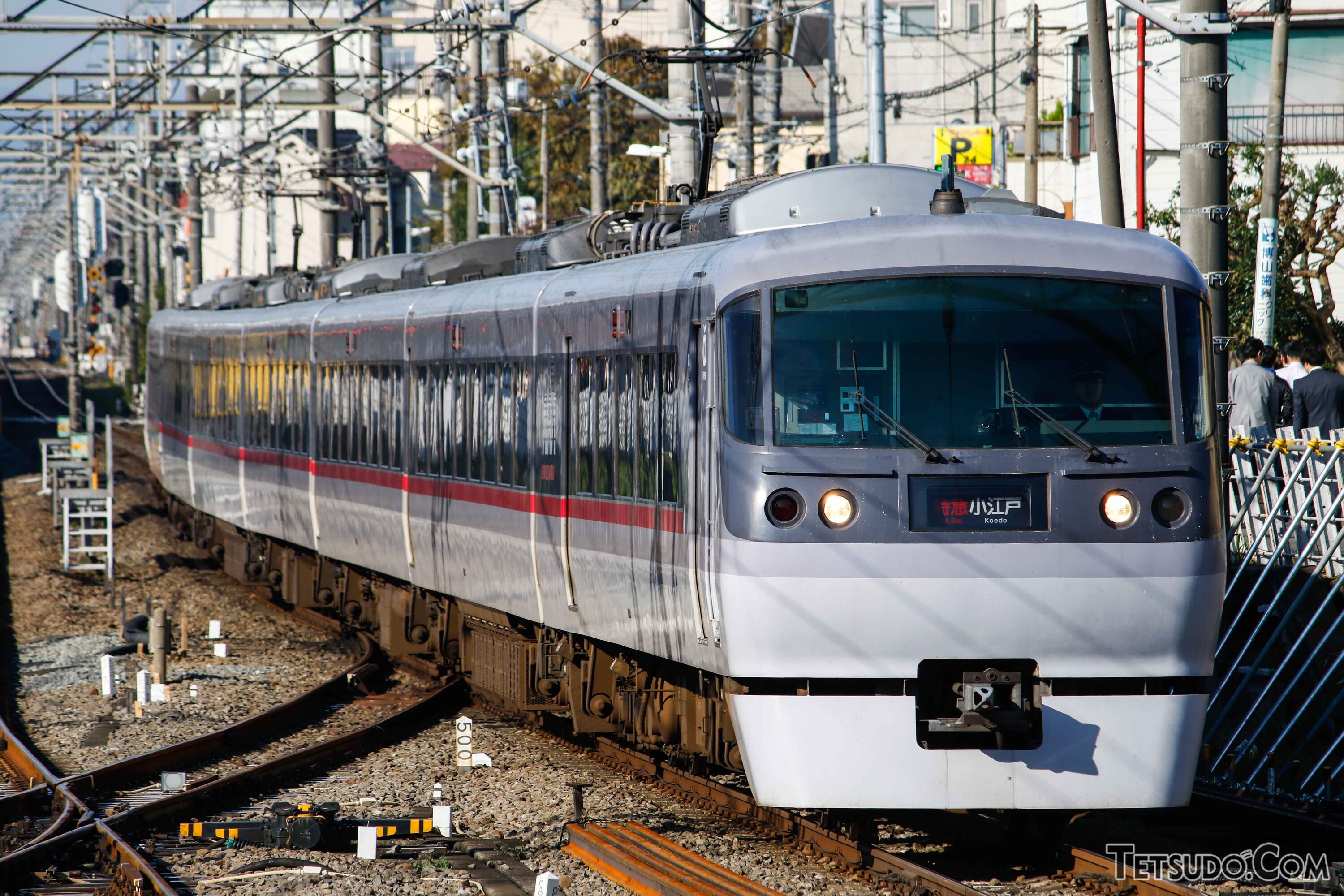 西武「ニューレッドアロー」10000系。現在も新宿線の特急列車で運用されている