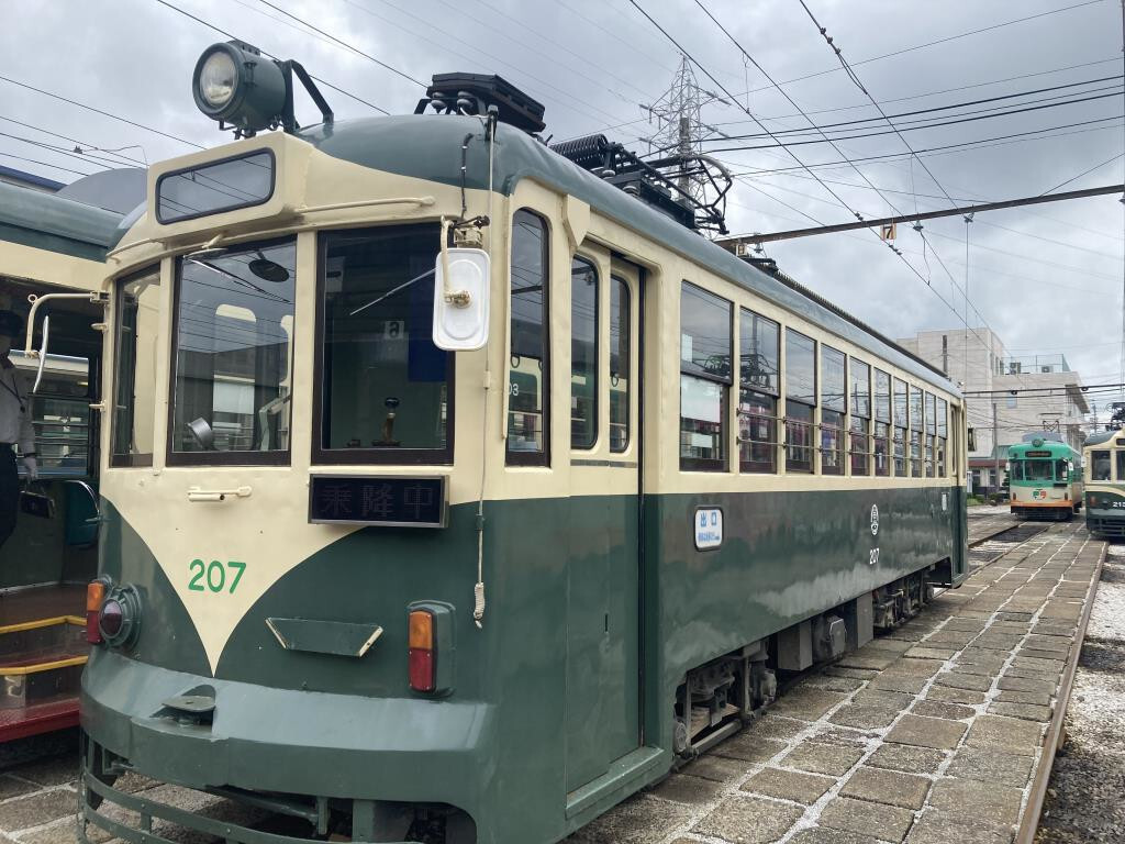 車庫内の路面電車