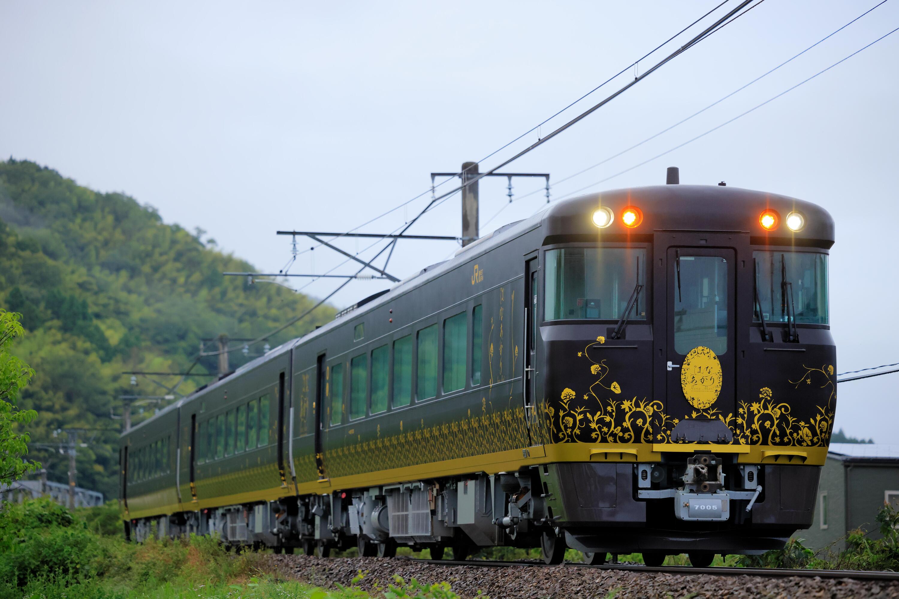 観光列車「はなあかり」（画像提供：JR西日本）