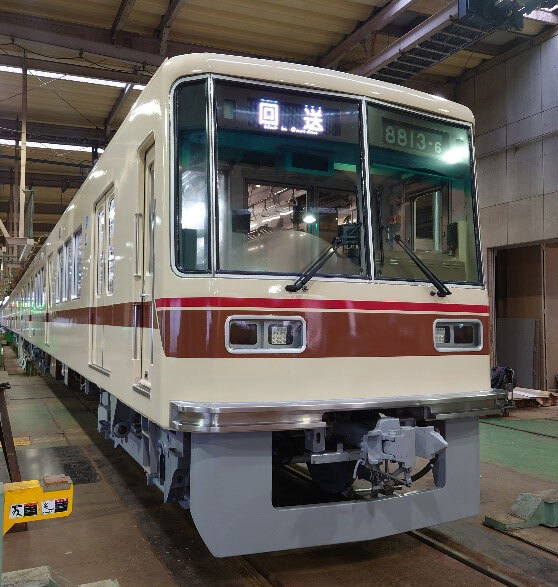 8800形オリジナル色復刻塗装電車