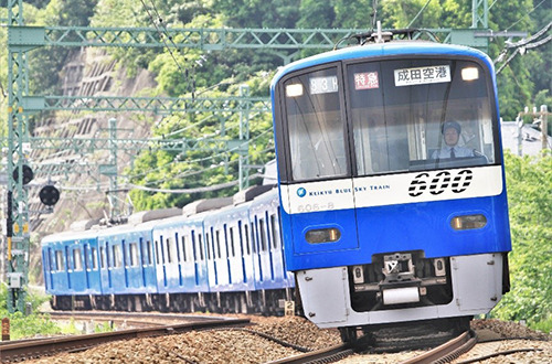 カモメシンボルマーク入りの「KEIKYU BLUE SKY TRAIN」