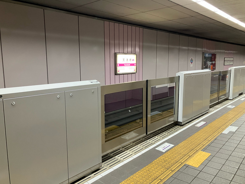 天満橋駅 可動式ホーム柵