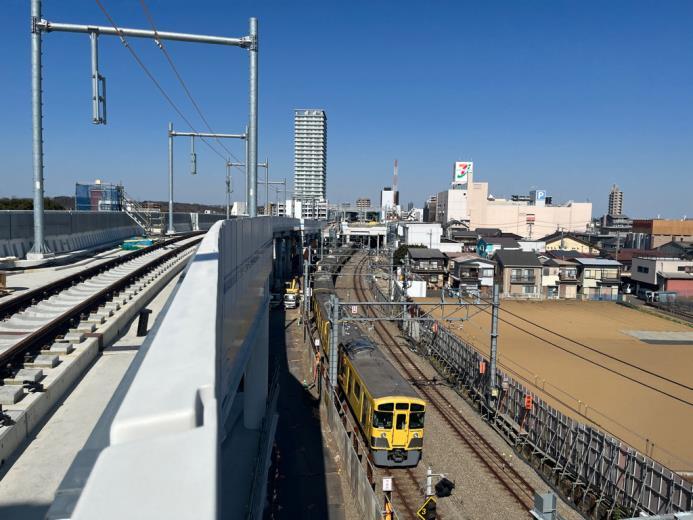 新宿線の高架線(左)と現在線(右)