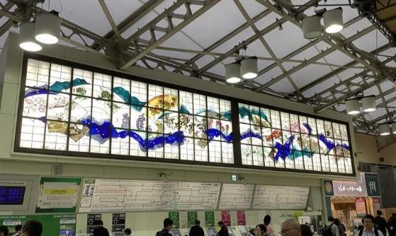 平山郁夫作のステンドグラス「ふる里 日本の華」