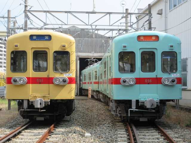 「アイスグリーン」塗装の600形(右)