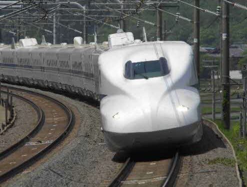新幹線が鉄道駅のトイレに生まれ変わる 東武の葛生駅に再生アルミ使用