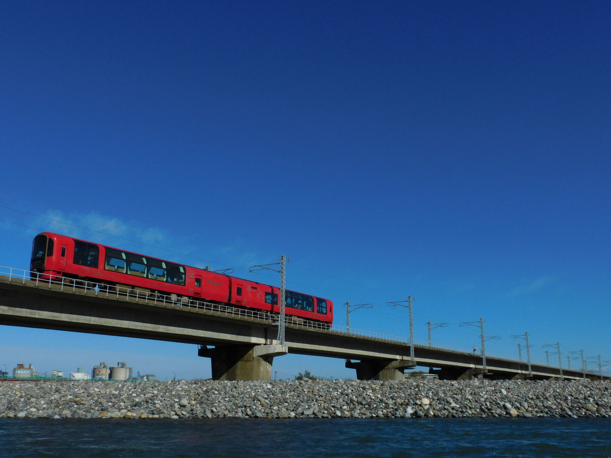 旧北陸本線区間を「経営分離後初」直通運転！ 「雪月花」による上越