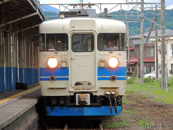 えちごトキめき鉄道「観光急行」が「新北陸色」に 「交直流急行色」は1