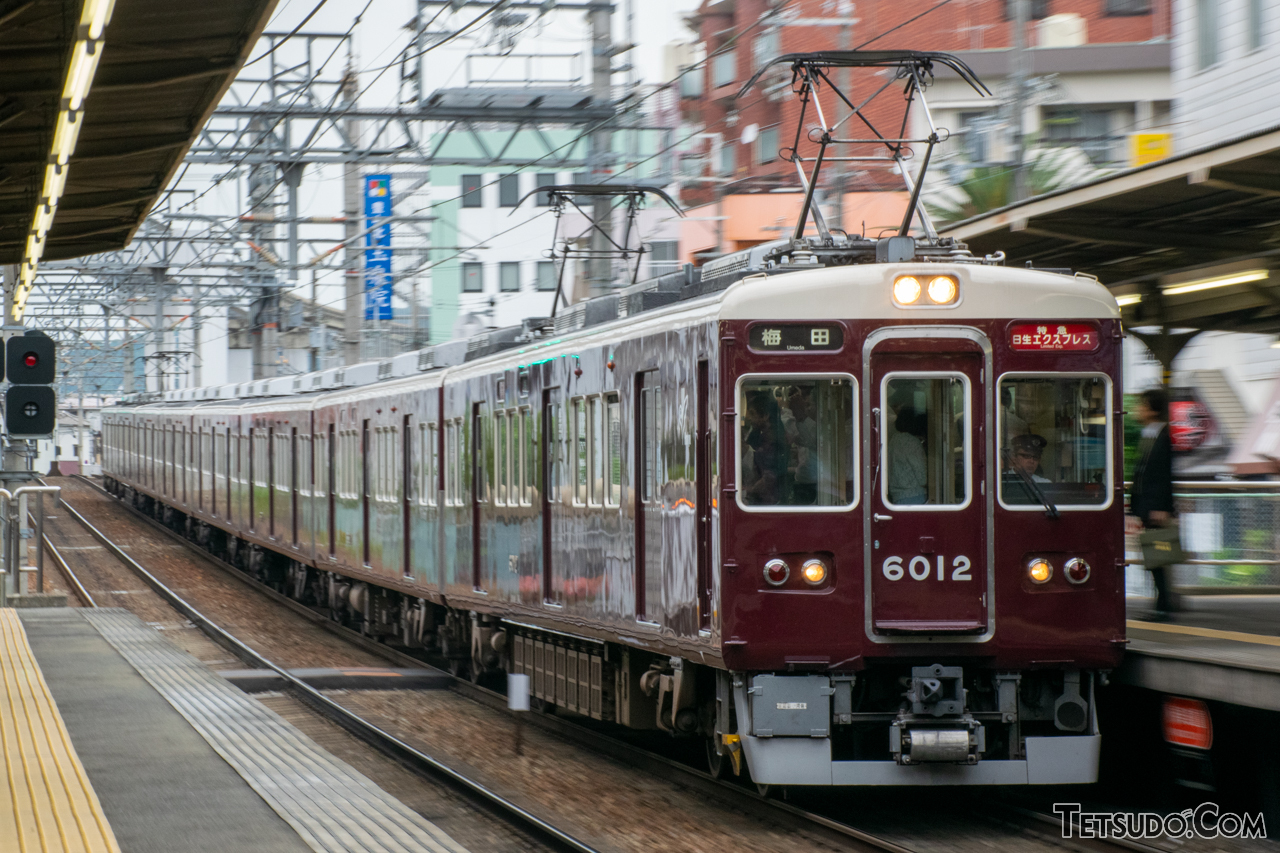 阪急6000系で「フルマルーン」塗装が復活！ 50周年記念で1編成を復刻