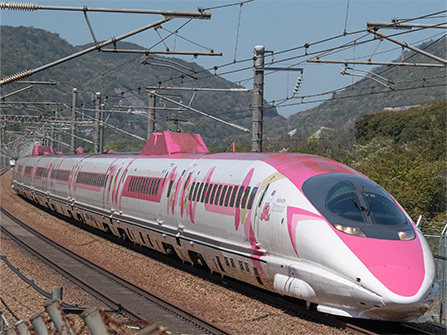 ハローキティ新幹線 新大阪～博多間 日帰り往復乗車ツアー（2026年3月7