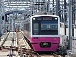 真新しい高架線を行く新京成N800形電車。今冬からの新形式の導入も決定した。
