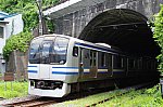 逸見トンネルを抜けて横須賀踏切を通過するE217系