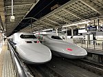 東京駅18番線に停車中の700系、17番線に停車中のN700系(2020/2/5)