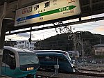 伊東駅に到着したスーパービュー踊り子10号と留置中のE261系(2020/2/11)