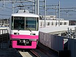 新鎌ヶ谷駅高架ホームに到着する松戸行き8800形電車