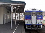 /upload.wikimedia.org/wikipedia/commons/4/40/Train_at_Samani_Station.jpg